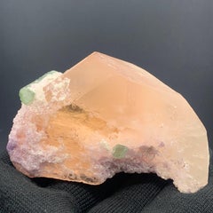 Spécimen de Morganite de 231,5 grammes attaché avec tourmaline verte et fluorite