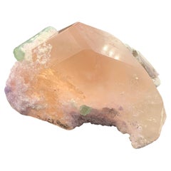 Spécimen de Morganite de 231,5 grammes attaché avec tourmaline verte et fluorite 