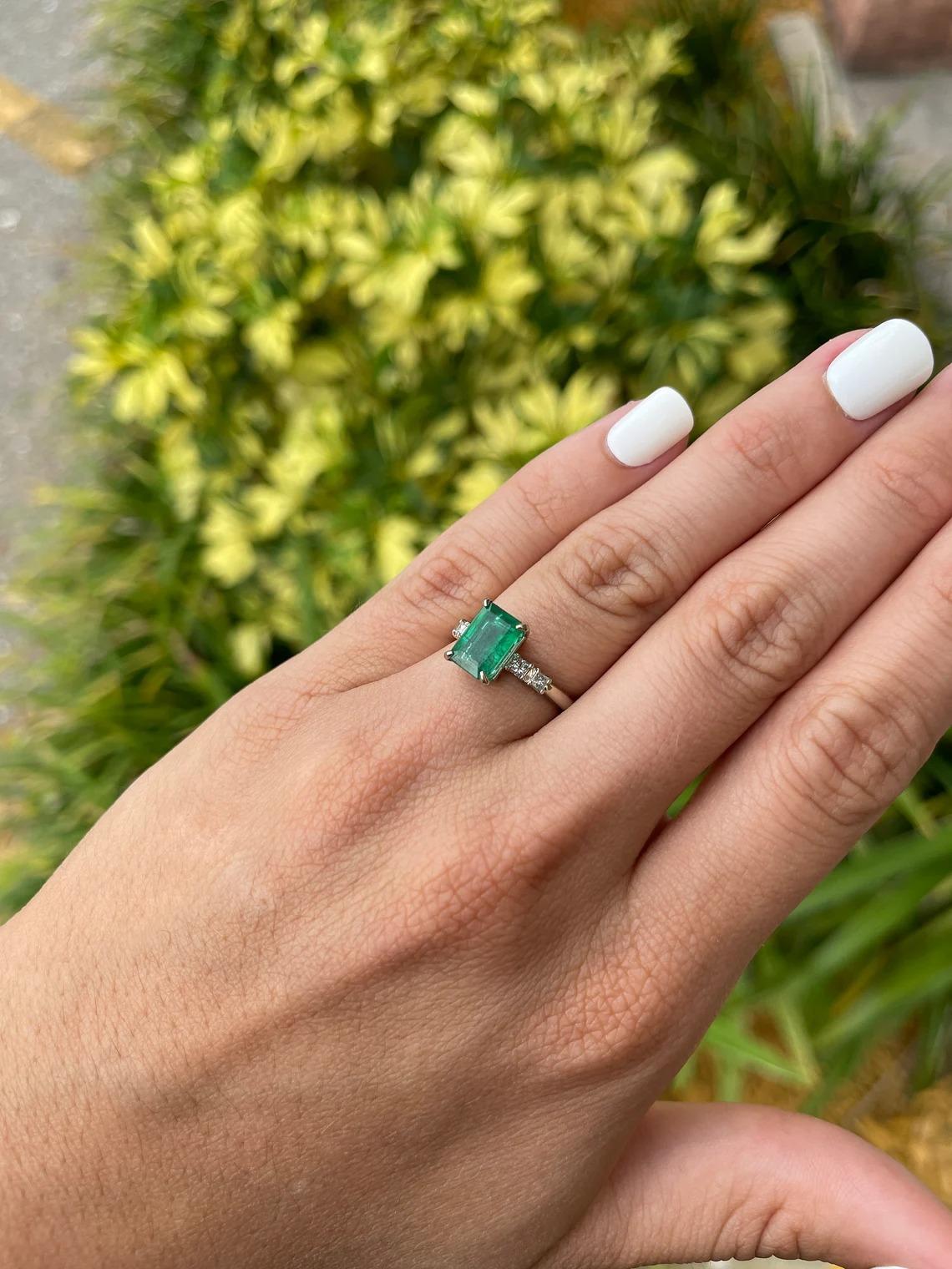 2.31tcw 14K natürlicher Smaragd-Emerald-Schliff & Diamant-Akzent Fünf-Stein-Ring (Smaragdschliff)