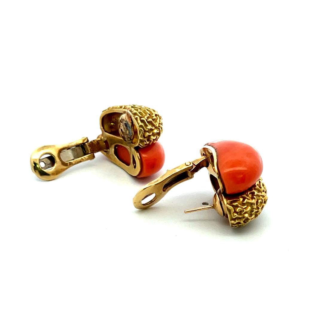 Orecchini a clip in oro giallo 18 carati con corallo 23.2-5.5MM in vendita 7