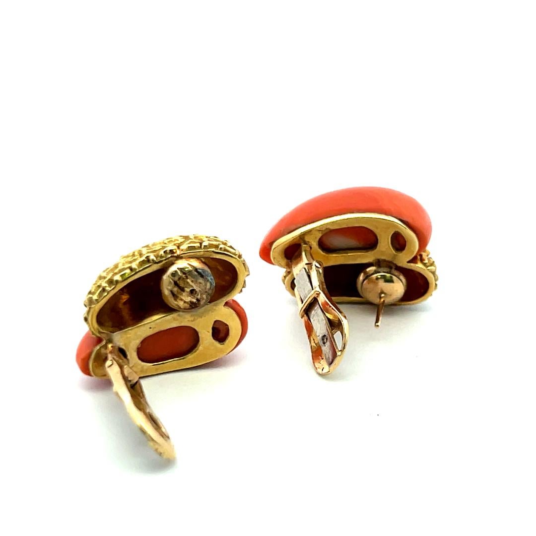 Orecchini a clip in oro giallo 18 carati con corallo 23.2-5.5MM in vendita 8