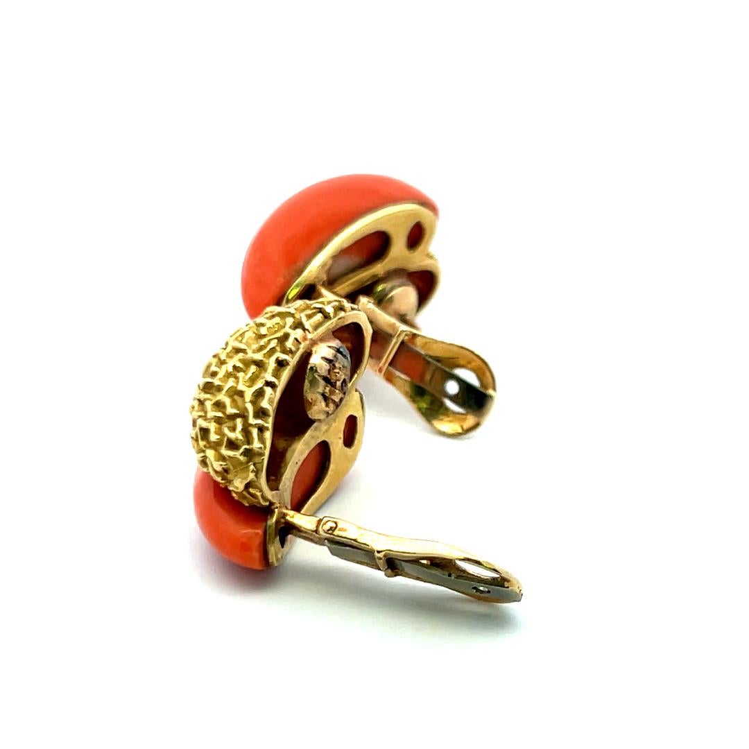 Orecchini a clip in oro giallo 18 carati con corallo 23.2-5.5MM in vendita 9