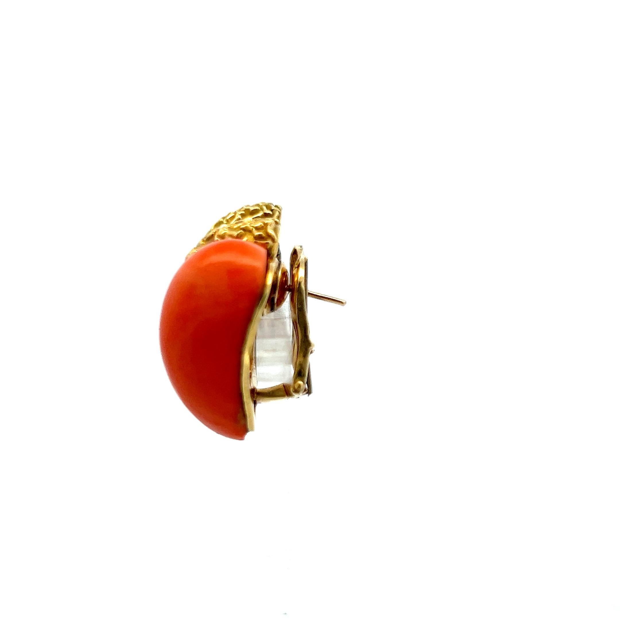 Donna Orecchini a clip in oro giallo 18 carati con corallo 23.2-5.5MM in vendita