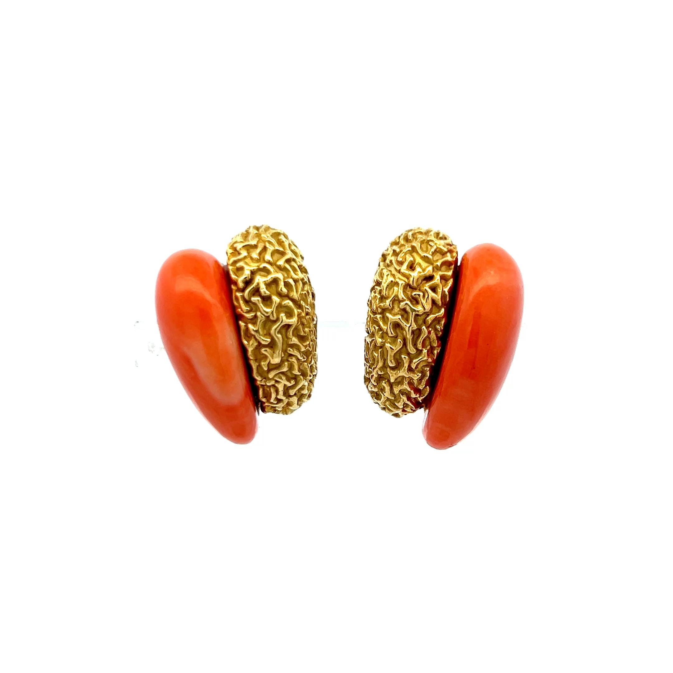 Orecchini a clip in oro giallo 18 carati con corallo 23.2-5.5MM in vendita 1