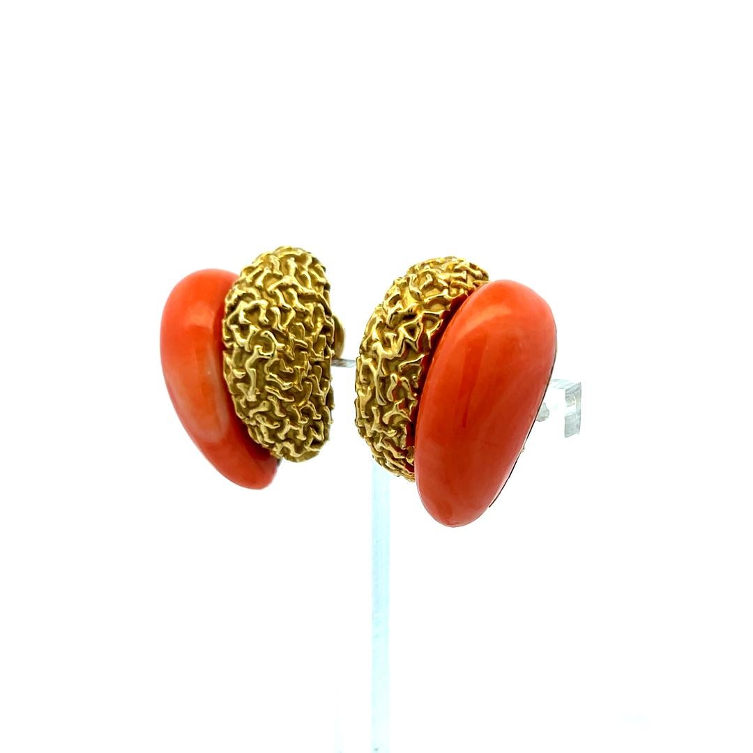 Orecchini a clip in oro giallo 18 carati con corallo 23.2-5.5MM in vendita 2