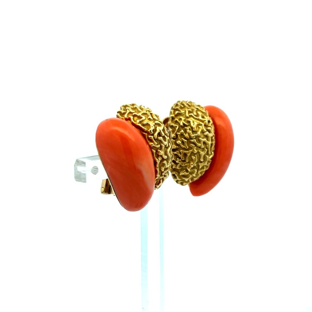 Orecchini a clip in oro giallo 18 carati con corallo 23.2-5.5MM in vendita 3