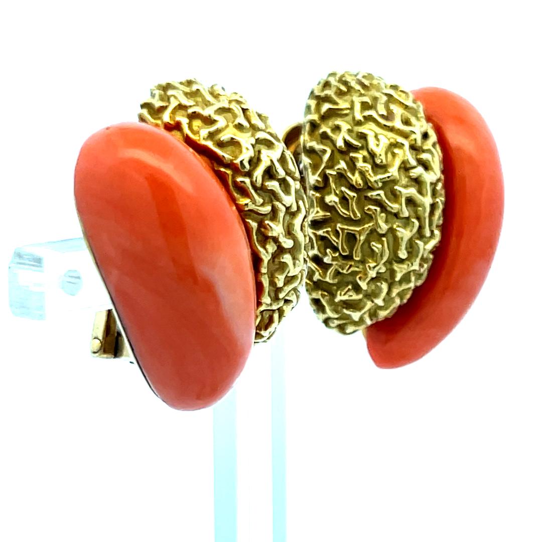 Orecchini a clip in oro giallo 18 carati con corallo 23.2-5.5MM in vendita 4