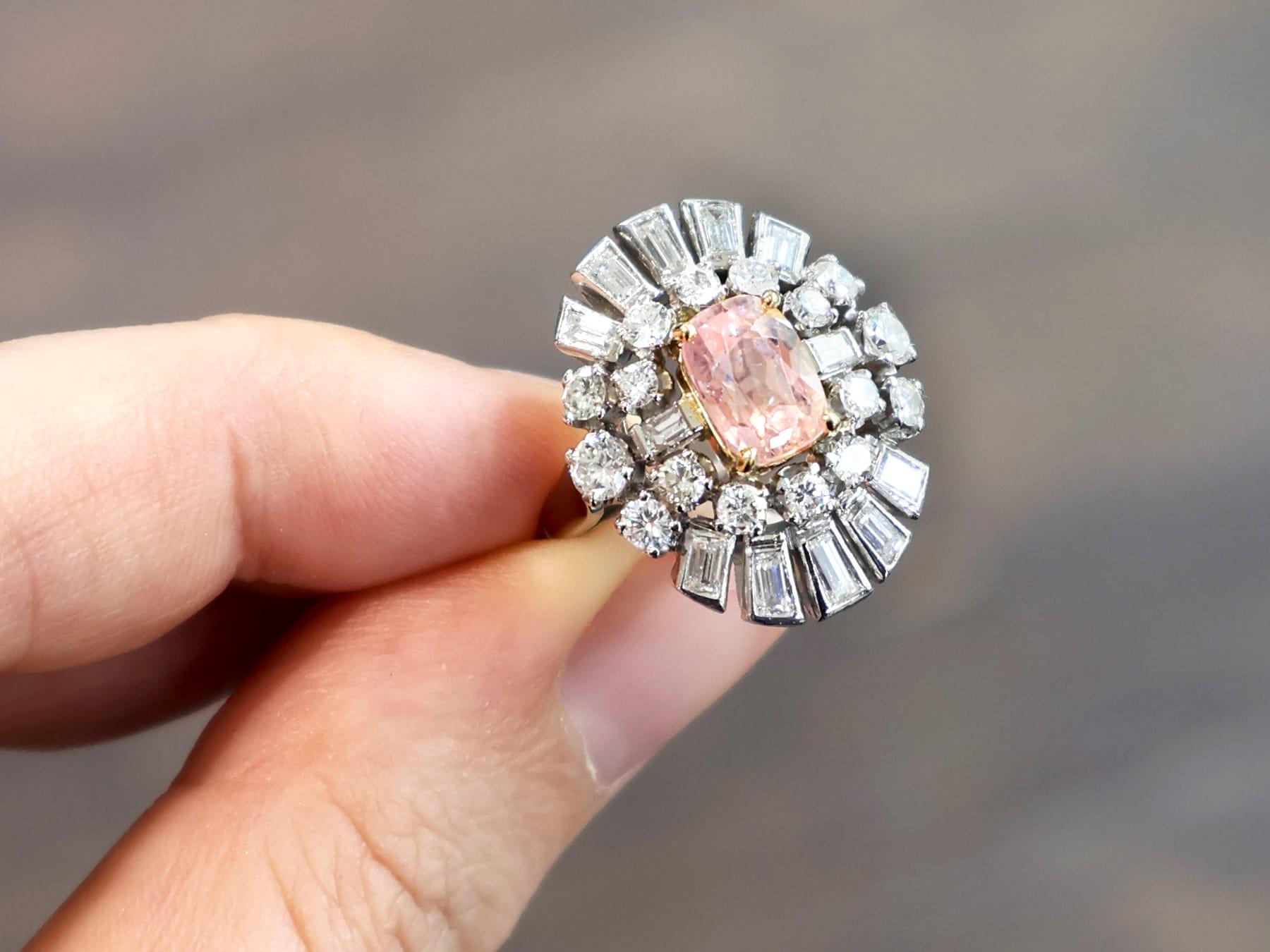 Taglio cuscino Anello in platino con zaffiro Padparadscha di Ceylon da 2,32 carati e diamante da 2,05 carati in vendita