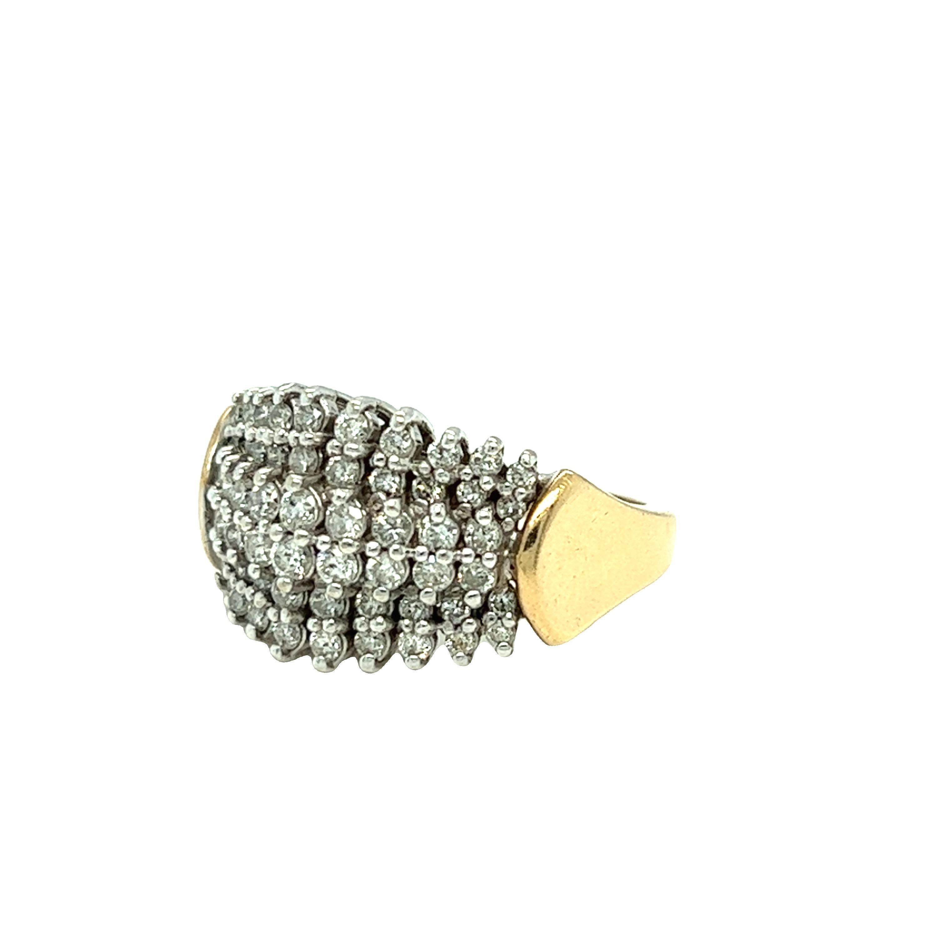 Taille ronde Bague Pyramide en or jaune 14K avec diamant en grappe de 2,32 carats, en forme de dôme en vente