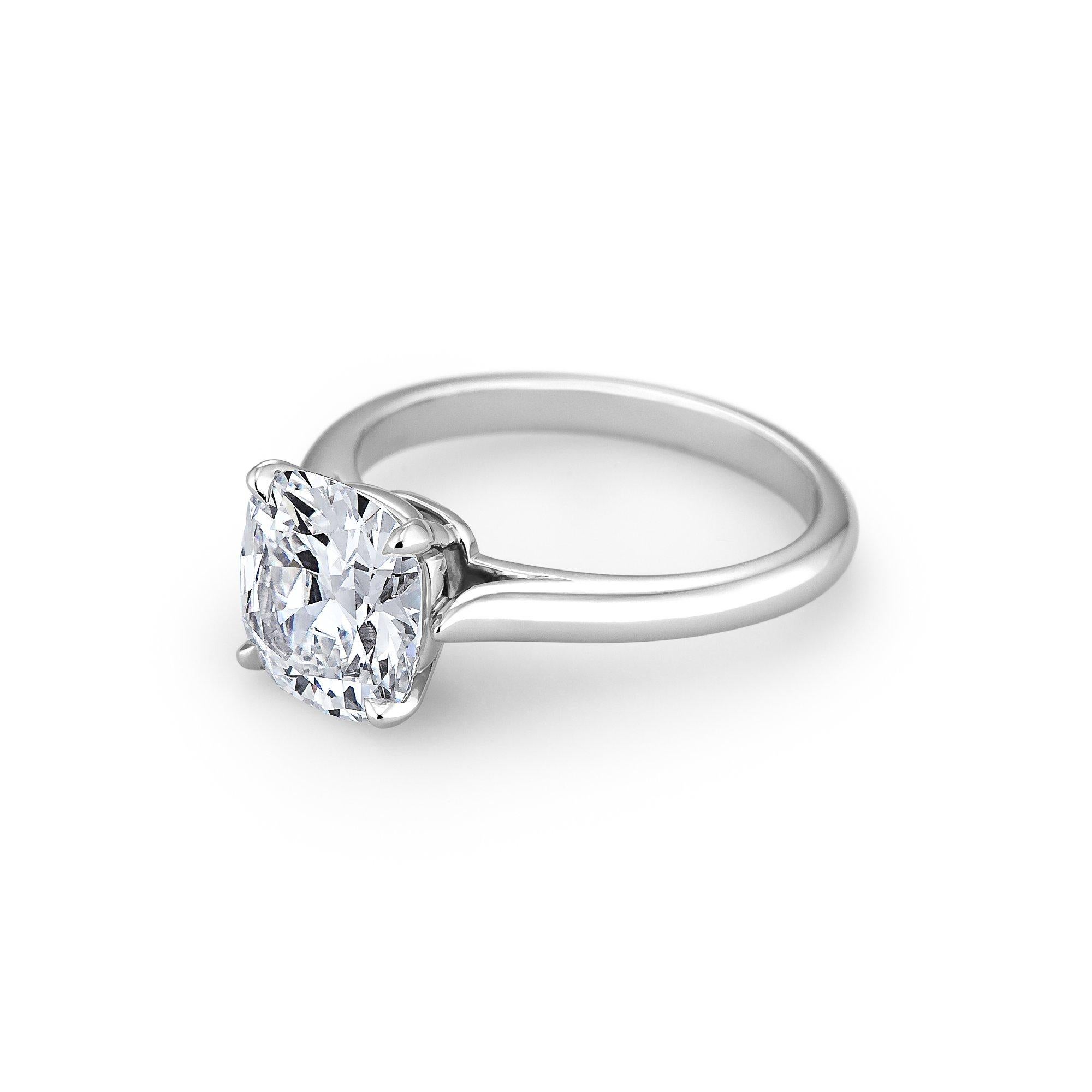 2.32 Carat Cushion Brilliant Cut Diamond Platinum Engagement Ring (Zeitgenössisch)