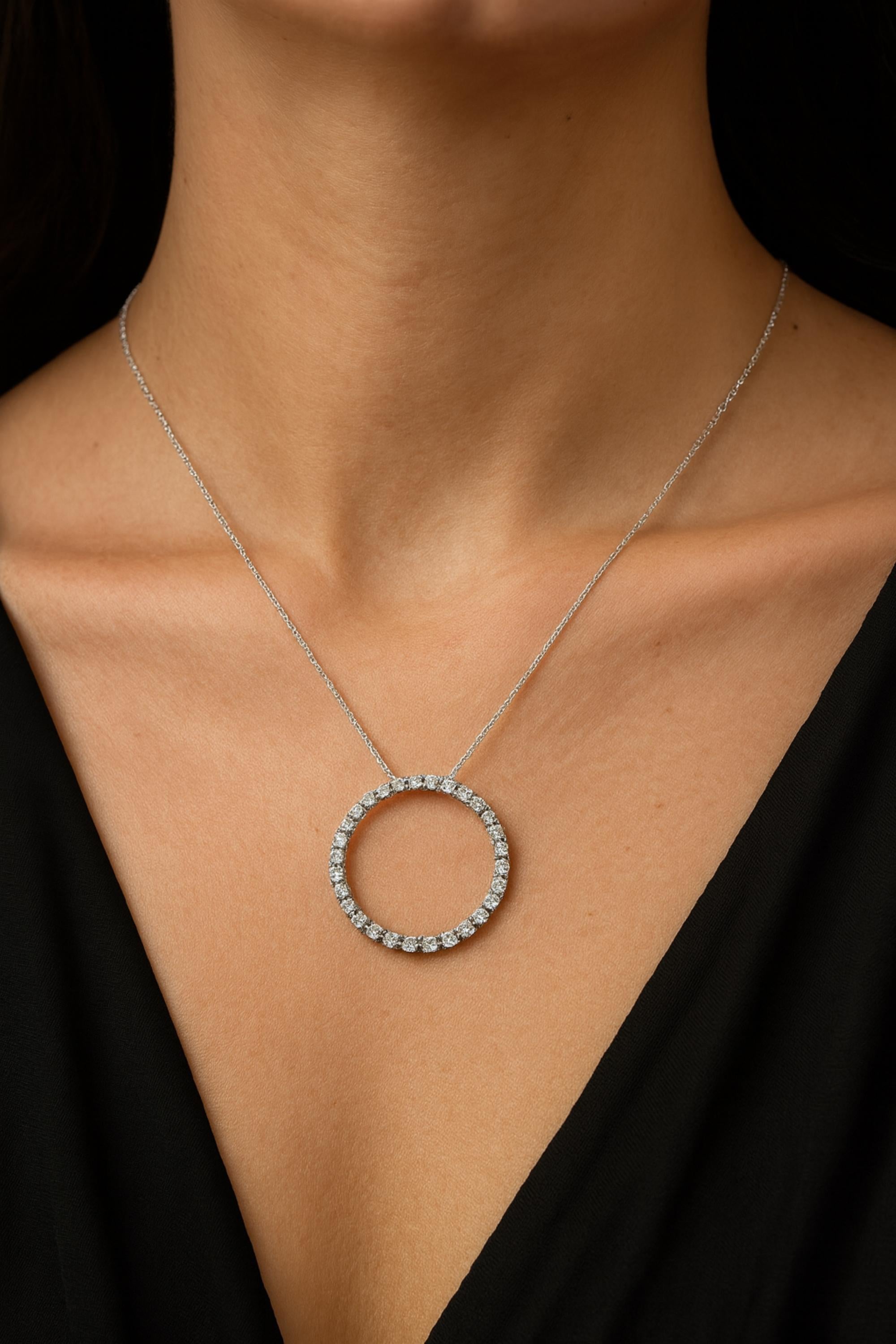 Questa collana con catena pendente in oro bianco da 2,32 carati con cerchio di diamanti Karma è caratterizzata da diamanti graduali di taglio rotondo incastonati sul cerchio, dal più piccolo in alto al più grande in basso.
I diamanti sono un simbolo