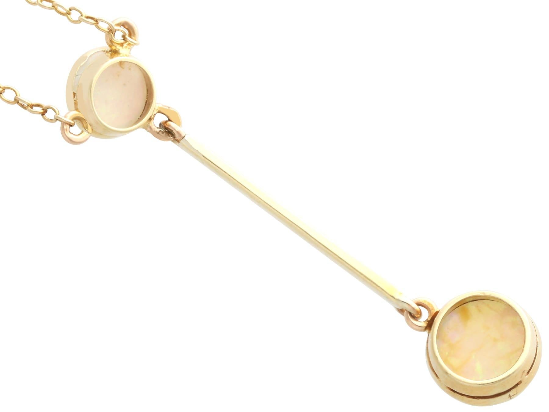Collier en or jaune 15k et opale de 2.32 carats - Antique Circa 1890 Unisexe en vente