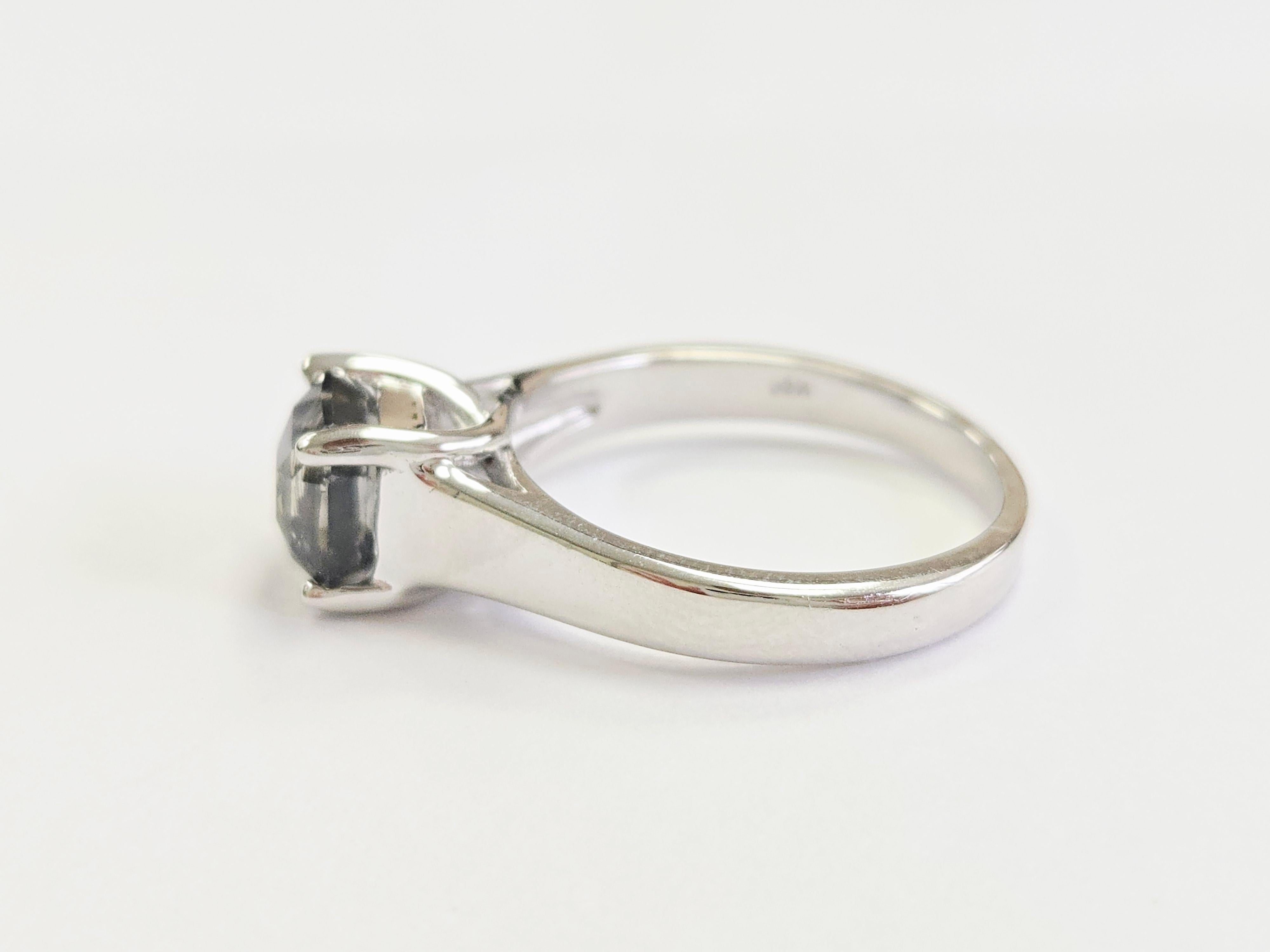 De las mujeres 2.32 Carat Radiant-Cut Natural Green Sapphire Ring in 14K White Gold en venta