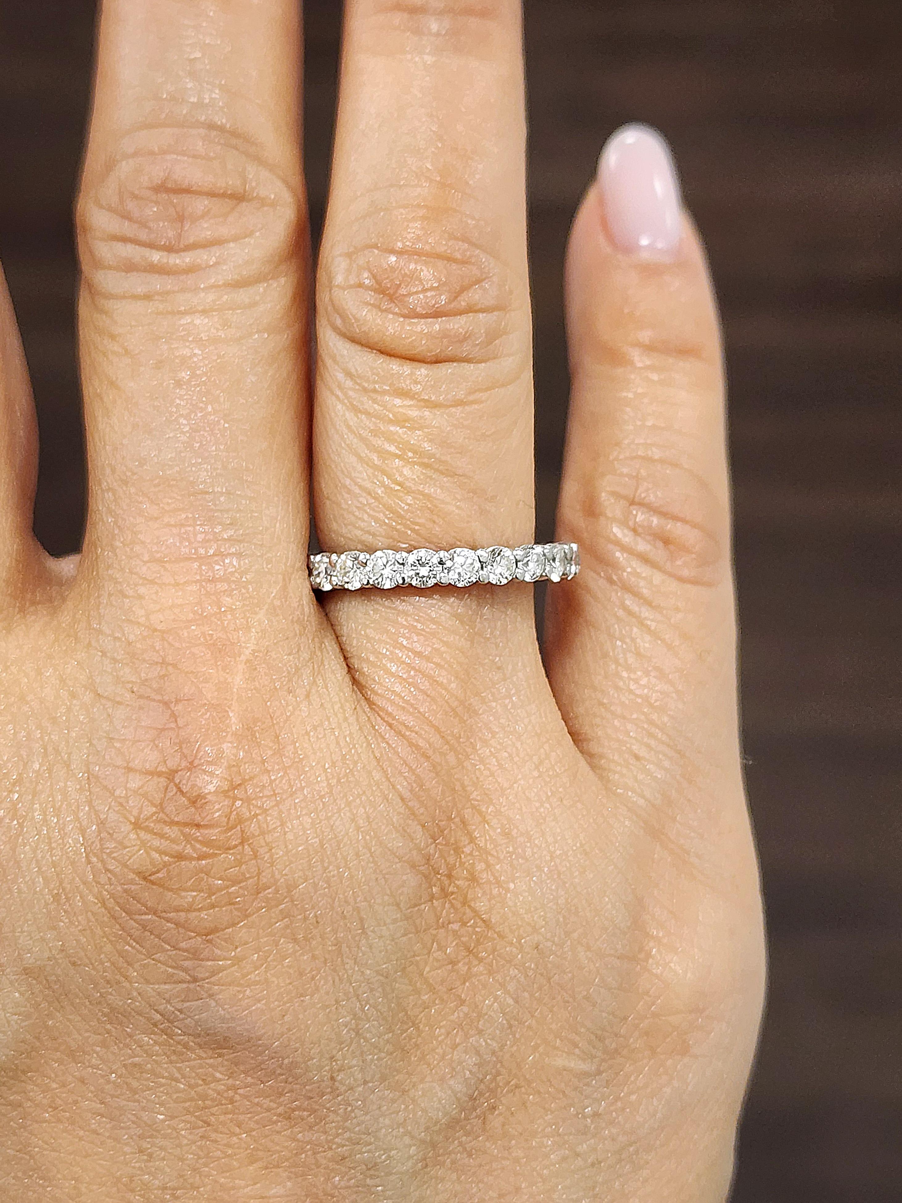 Taglio rotondo Anello eternità con diamante da 2.32 carati in vendita