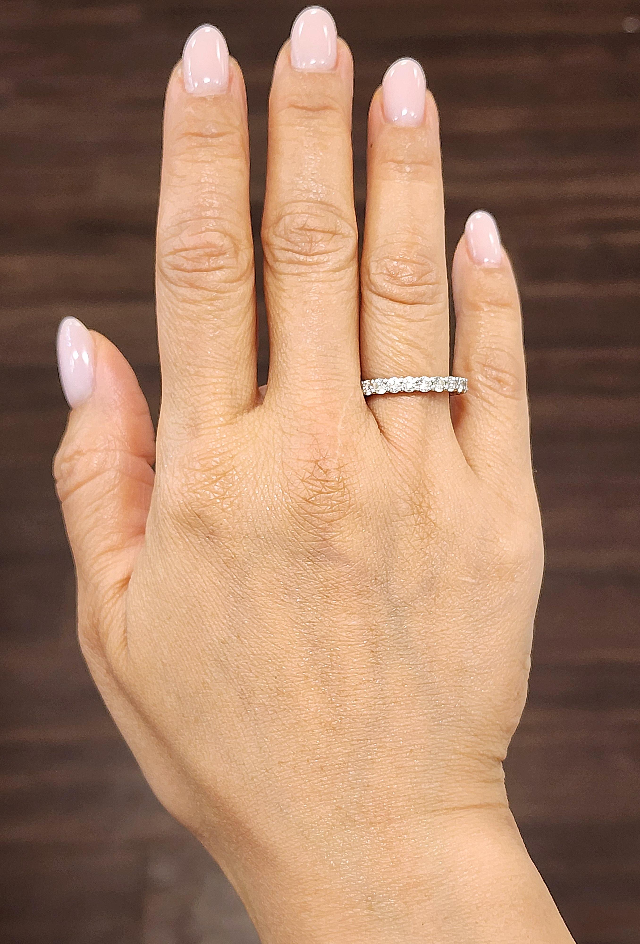 Questo splendido anello per l'eternità presenta 23 diamanti tondi brillanti. I diamanti hanno un colore G/H e una purezza VS2/SI1. Un anello straordinario da aggiungere alla collezione di qualsiasi gioielliere.