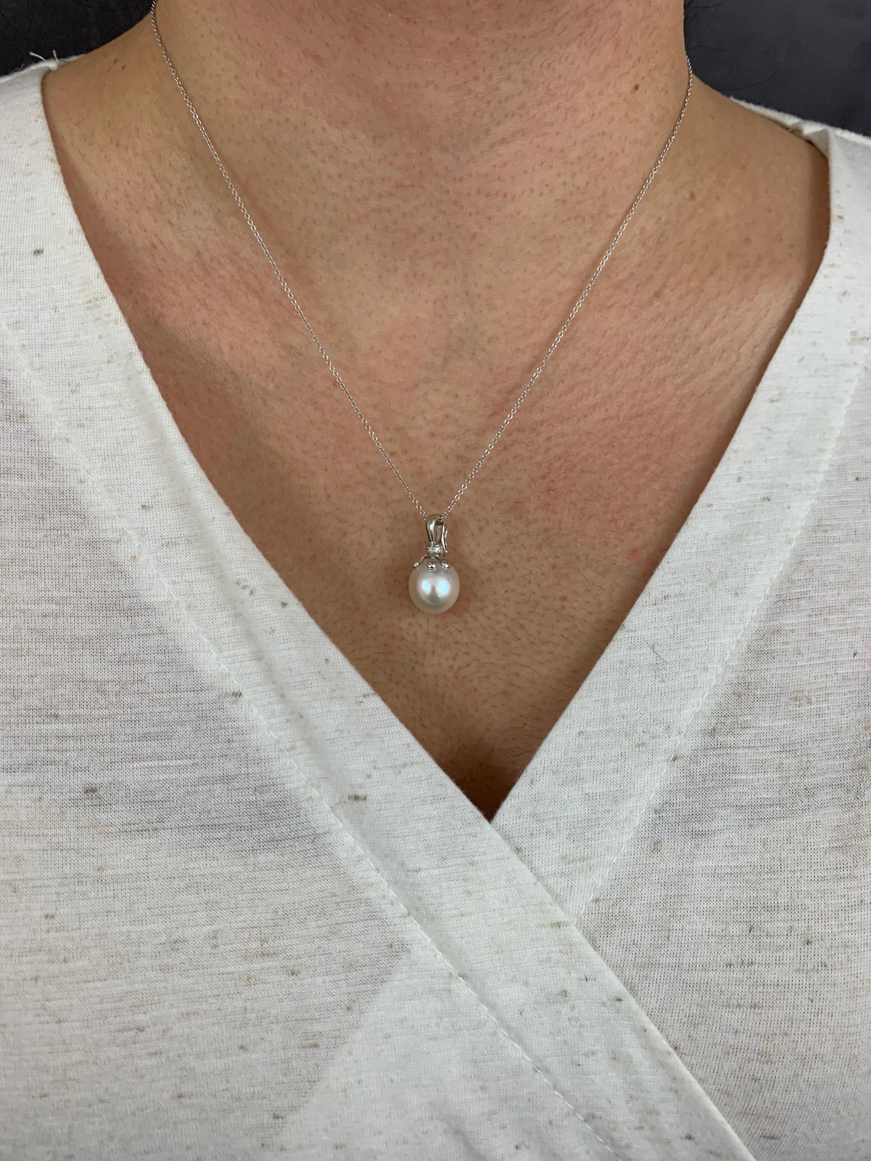 14K White Gold

Stone Details: 1 Round Tahitian South Sea Pearl at 2.32 Carats

Diamond Details: 3 Brilliant Round White Diamonds at 0.02 Carats - Clarity: SI / Color: H-I


Fine one-of-a-kind craftsmanship meets incredible quality in this