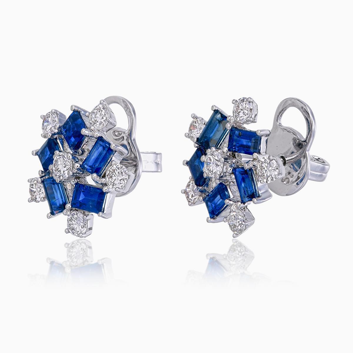 Ces boucles d'oreilles présentent 2,32 carats de saphirs bleus taillés en baguette, mettant en valeur leur teinte bleue. Les saphirs sont encadrés par 0,98 carats de diamants ronds étincelants, ajoutant un beau contraste au design. 

Collectionnées
