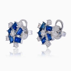 Boucles d'oreilles en or blanc 18 carats avec saphir bleu taille baguette de 2,32 carats et diamants