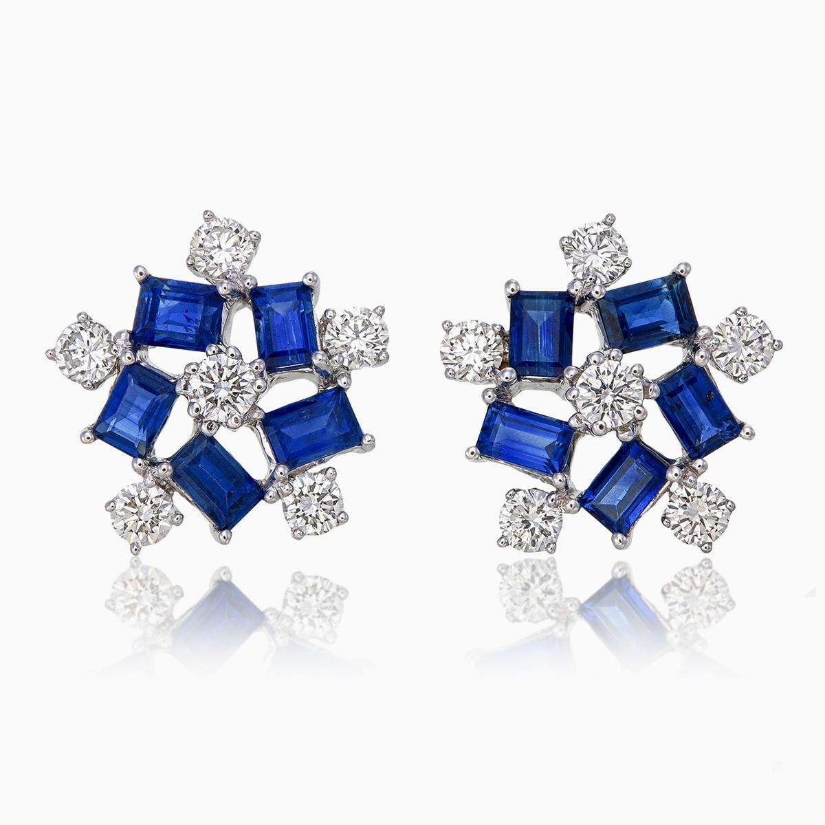 Taille baguette Boucles d'oreilles en or blanc 18 carats avec saphir bleu taille baguette de 2,32 carats et diamants en vente