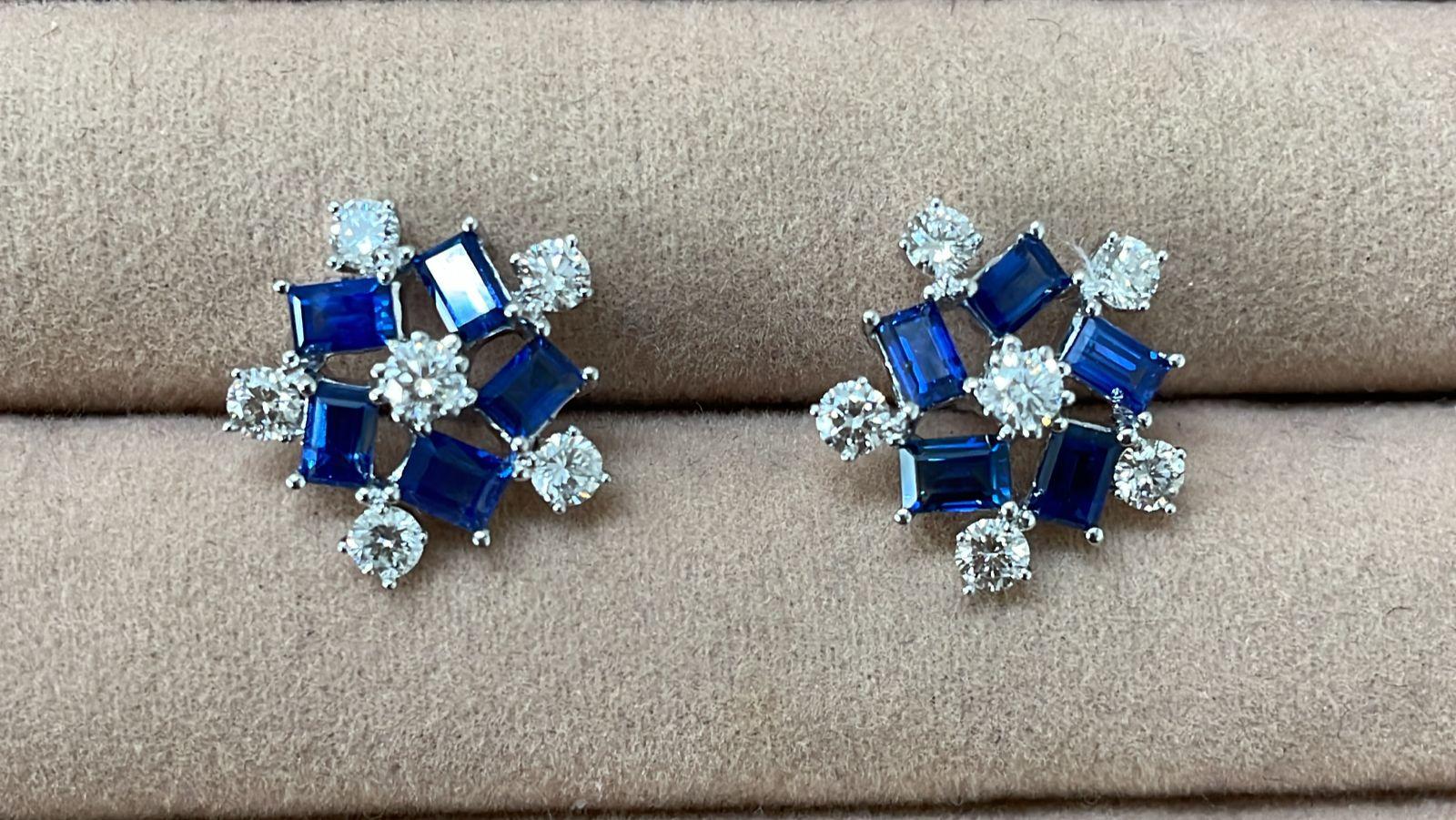 Boucles d'oreilles en or blanc 18 carats avec saphir bleu taille baguette de 2,32 carats et diamants Pour femmes en vente