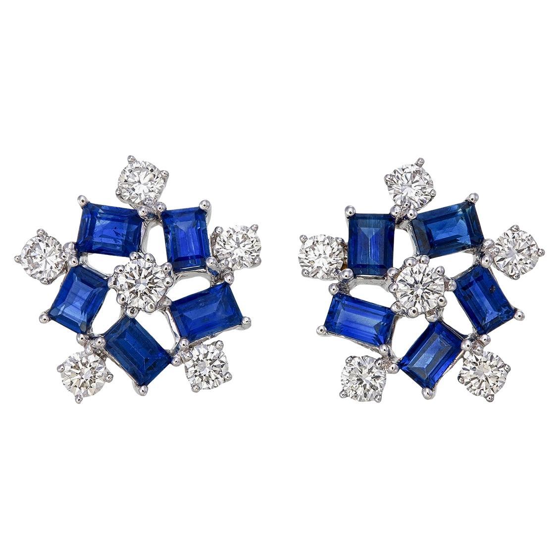 Boucles d'oreilles en or blanc 18 carats avec saphir bleu taille baguette de 2,32 carats et diamants en vente