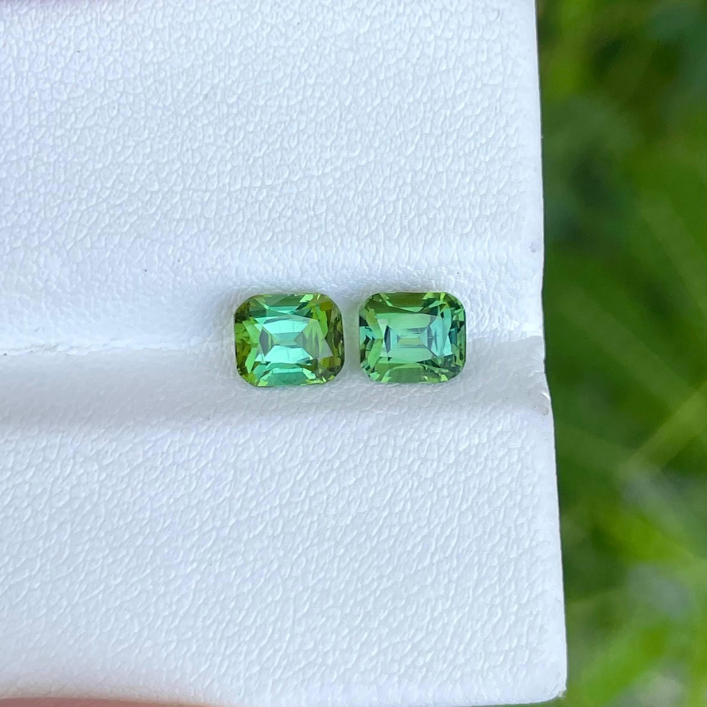 Moderno 2,32 carati di tormalina verde menta Coppia di gemme afgane con taglio a cuscino in vendita