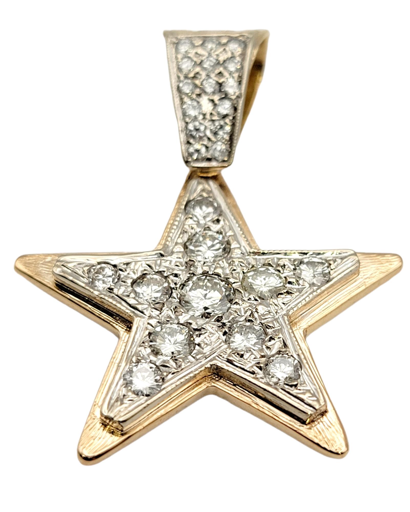 Contemporain Pendentif étoile en or jaune et blanc 14 carats avec diamants ronds de 2,32 carats au total en vente