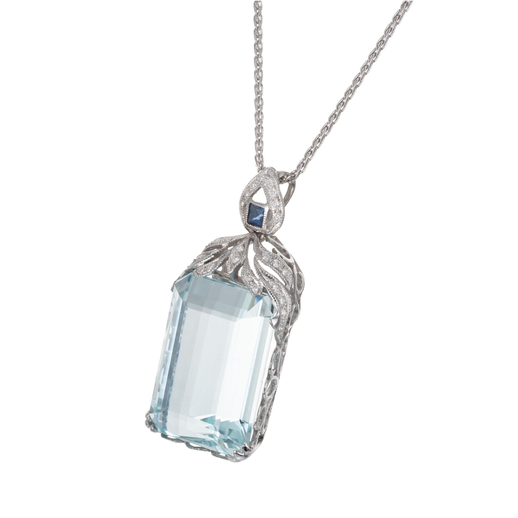 Taille ronde Collier pendentif aigue-marine en platine avec diamants et saphir de taille française de 23,20 carats en vente