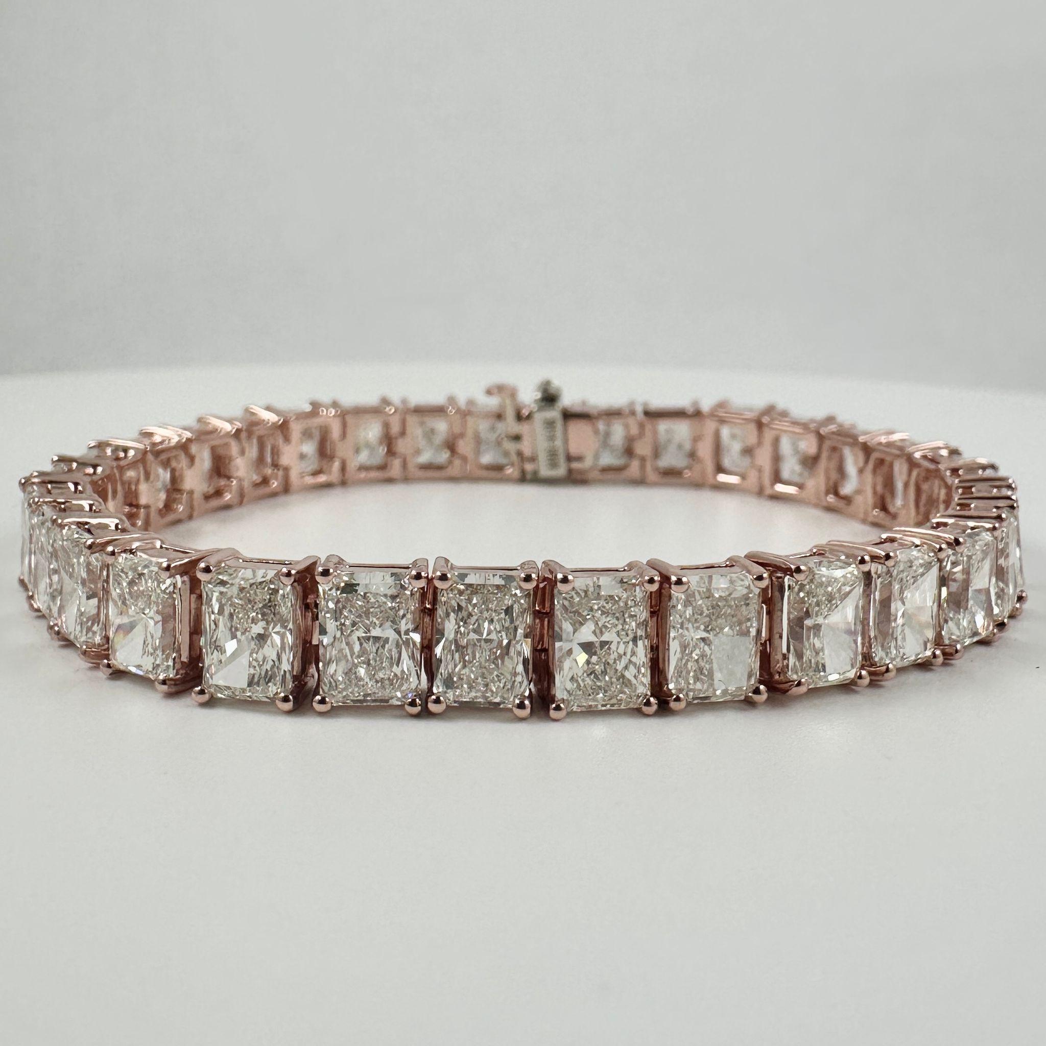 Questo braccialetto tennis in oro rosa 14k è un capolavoro di eleganza senza tempo, con diamanti naturali dal taglio radiante di 0,75 carati ciascuno, per un peso totale di 23,20 carati. 

Incastonata in oro rosa lavorato a mano, ogni pietra mostra
