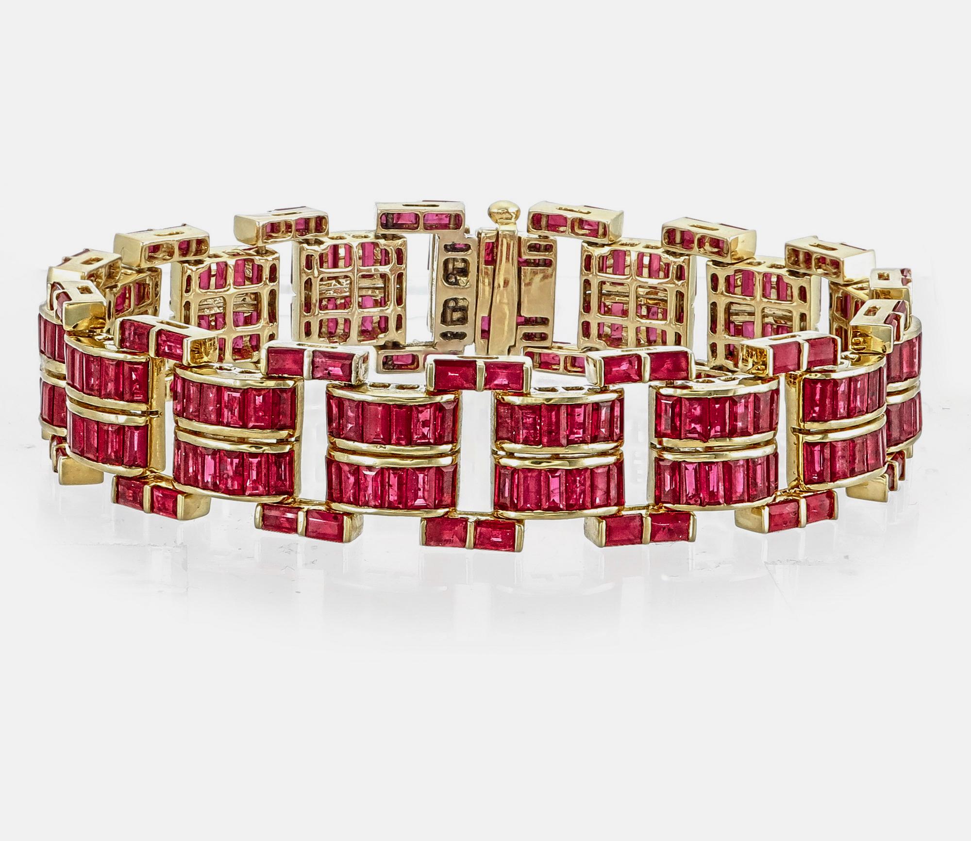 Das elegante Armband mit birmanischen Rubinen von REWA Jewels ist handgefertigt und besteht aus 18 Karat Weißgold.

Es hat 240 Stücke von  baguetteförmige Burma No Heat Rubine mit einem Gewicht von ca. 23,24 Karat.

Das Bruttogewicht beträgt etwa