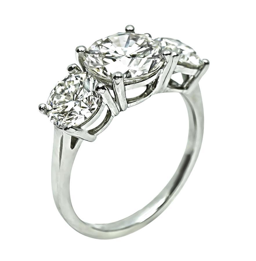 Anillo de compromiso con diamante central de 2,32 ct y diamantes laterales de 2,00 ct Corte redondo en venta