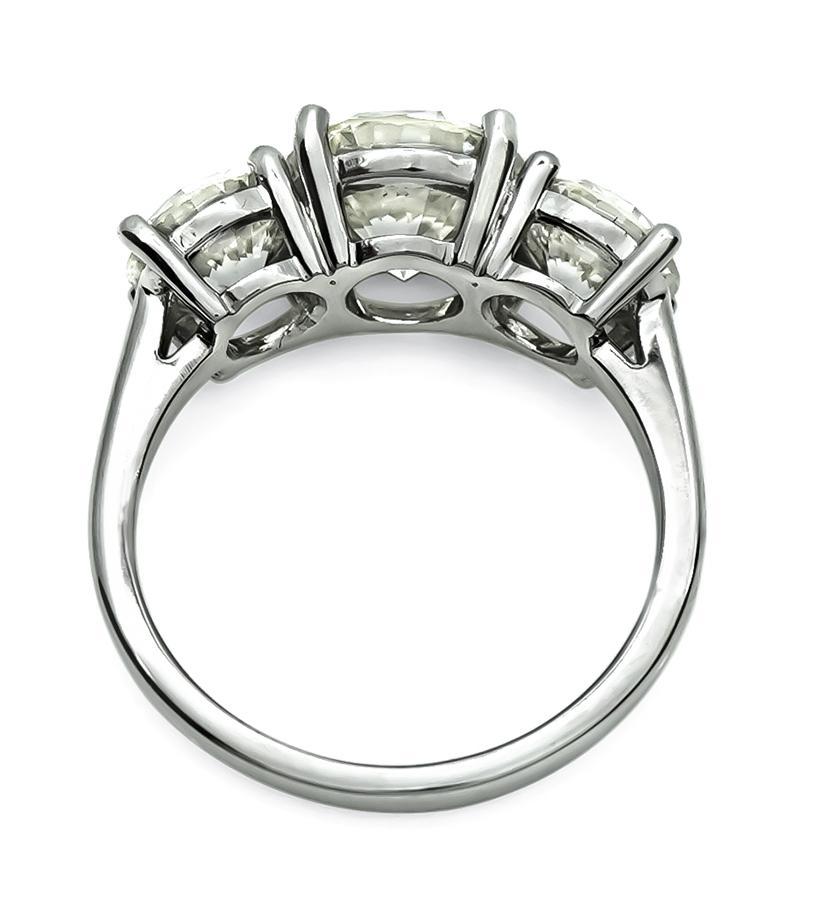 Anillo de compromiso con diamante central de 2,32 ct y diamantes laterales de 2,00 ct en Bueno estado para la venta en New York, NY