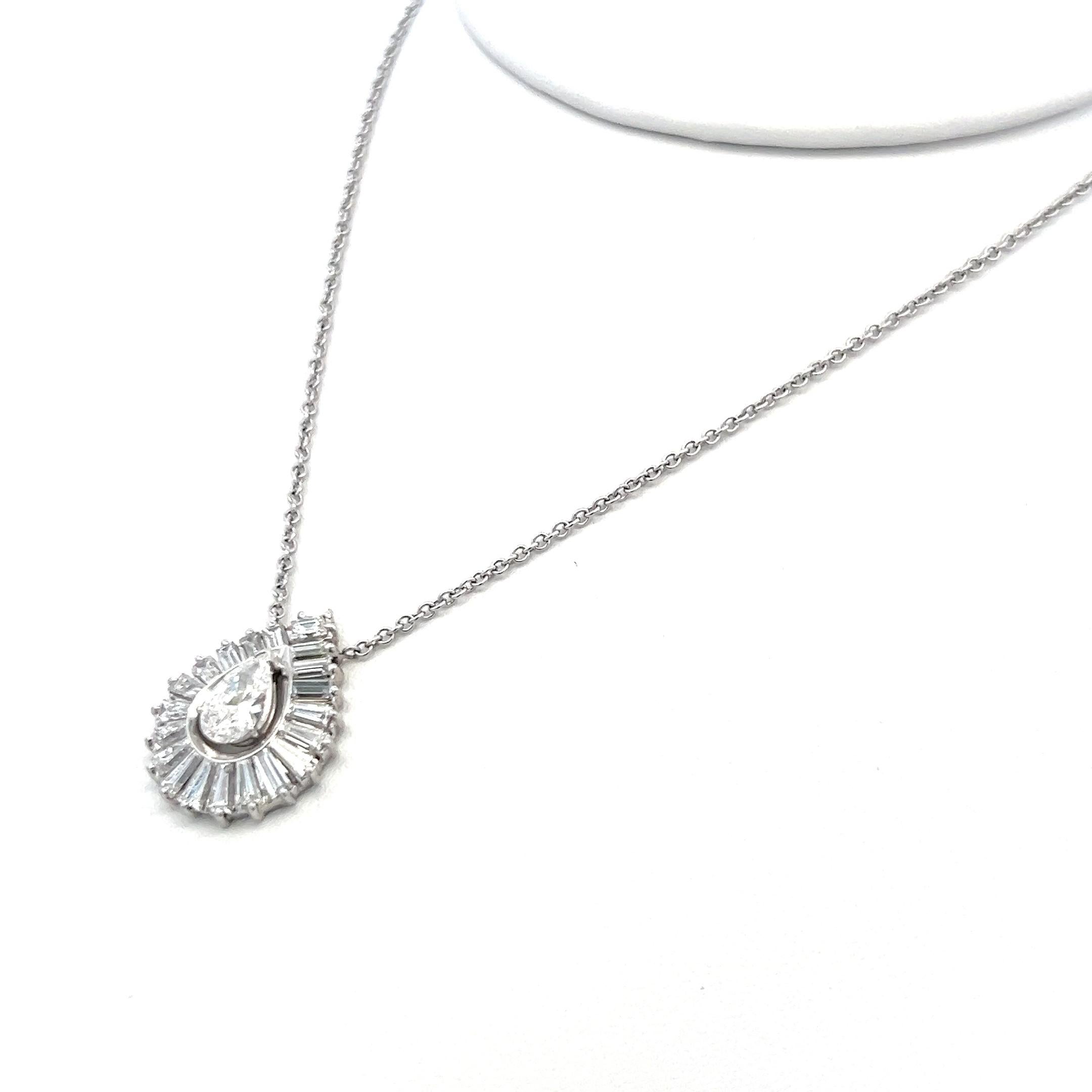 Titel:
Dieses exquisite Collier mit Vintage-Anhänger präsentiert eine atemberaubende Kombination aus Diamanten im Birnen-, spitz zulaufenden Baguette- und Asscher-Schliff, die fachmännisch in poliertes 14-karätiges Weißgold gefasst sind. In der