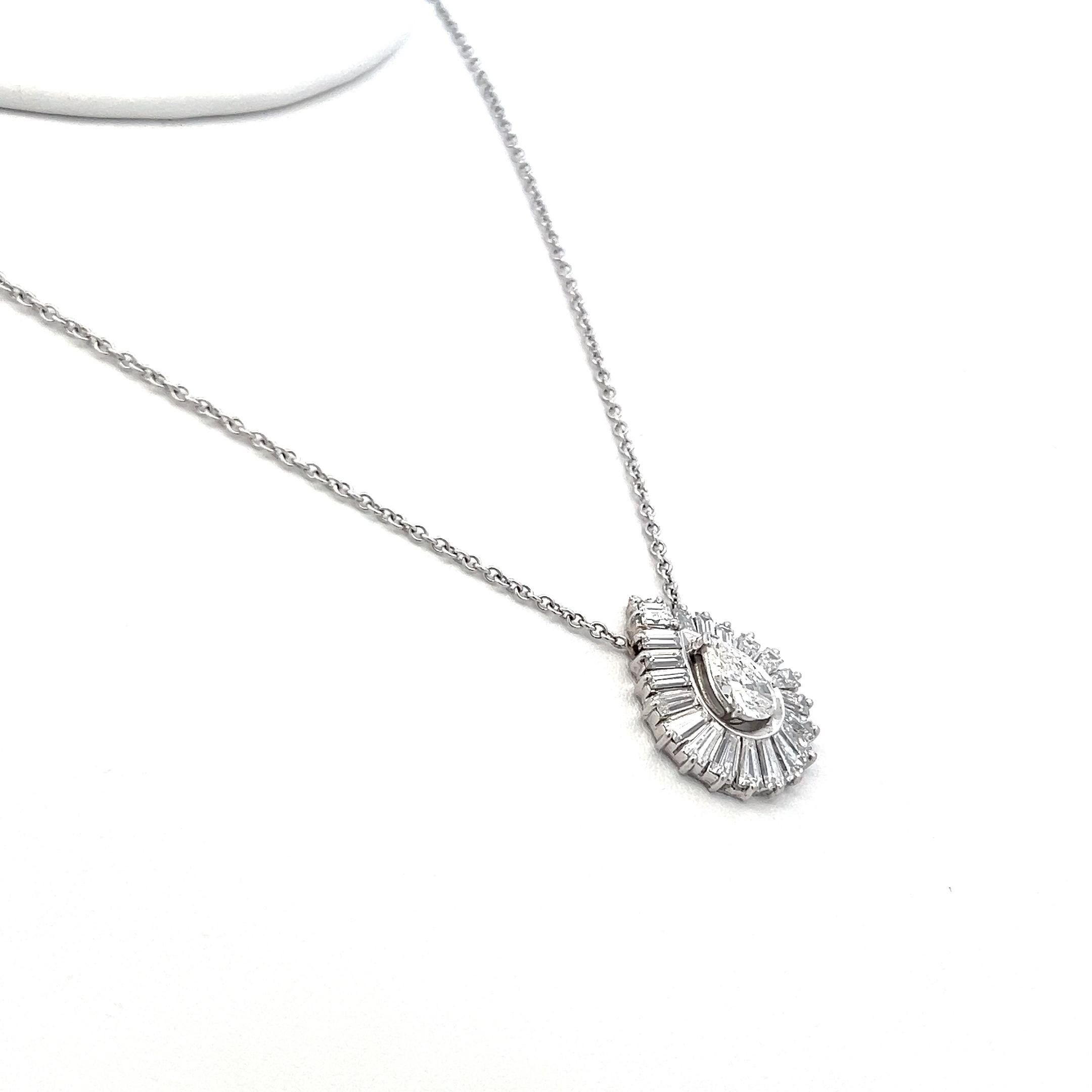 2,32ct Birne, Asscher & Baguette Diamant 14K Weißgold Vintage By Anhänger Halskette (Tropfenschliff) im Angebot