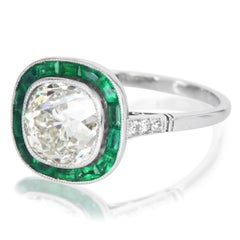 Anillo de compromiso de platino con halo de esmeraldas y un diamante de talla «Old Mine» en forma de cojín de 2,32 ct