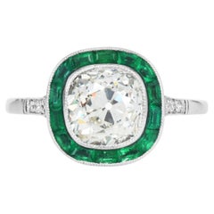 Anillo de compromiso de platino con halo de esmeraldas y un diamante de talla «Old Mine» en forma de cojín de 2,32 ct