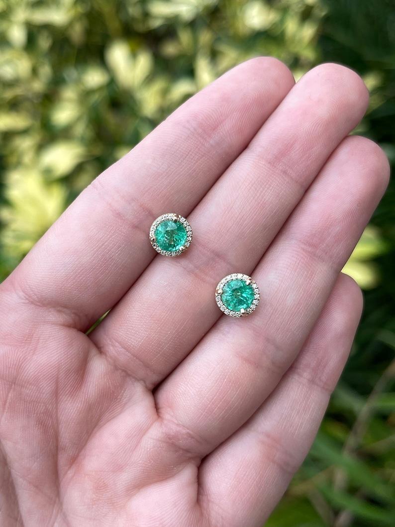 Moderno Orecchini a perno in oro 14K con smeraldo rotondo e diamante da 8,5 mm, 2,32tcw Nature in vendita