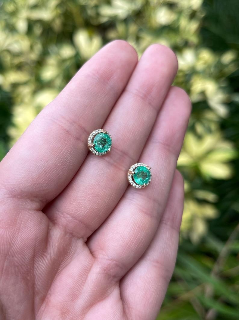 Orecchini a perno in oro 14K con smeraldo rotondo e diamante da 8,5 mm, 2,32tcw Nature In condizioni Nuovo in vendita a Jupiter, FL