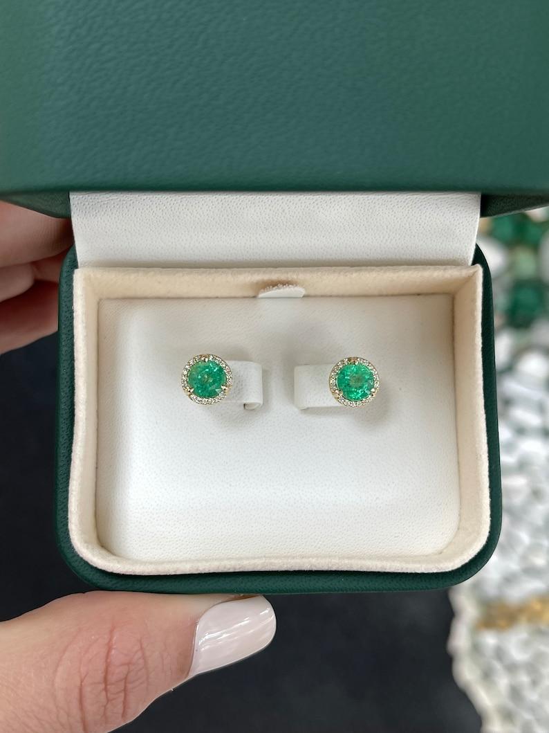 Donna Orecchini a perno in oro 14K con smeraldo rotondo e diamante da 8,5 mm, 2,32tcw Nature in vendita