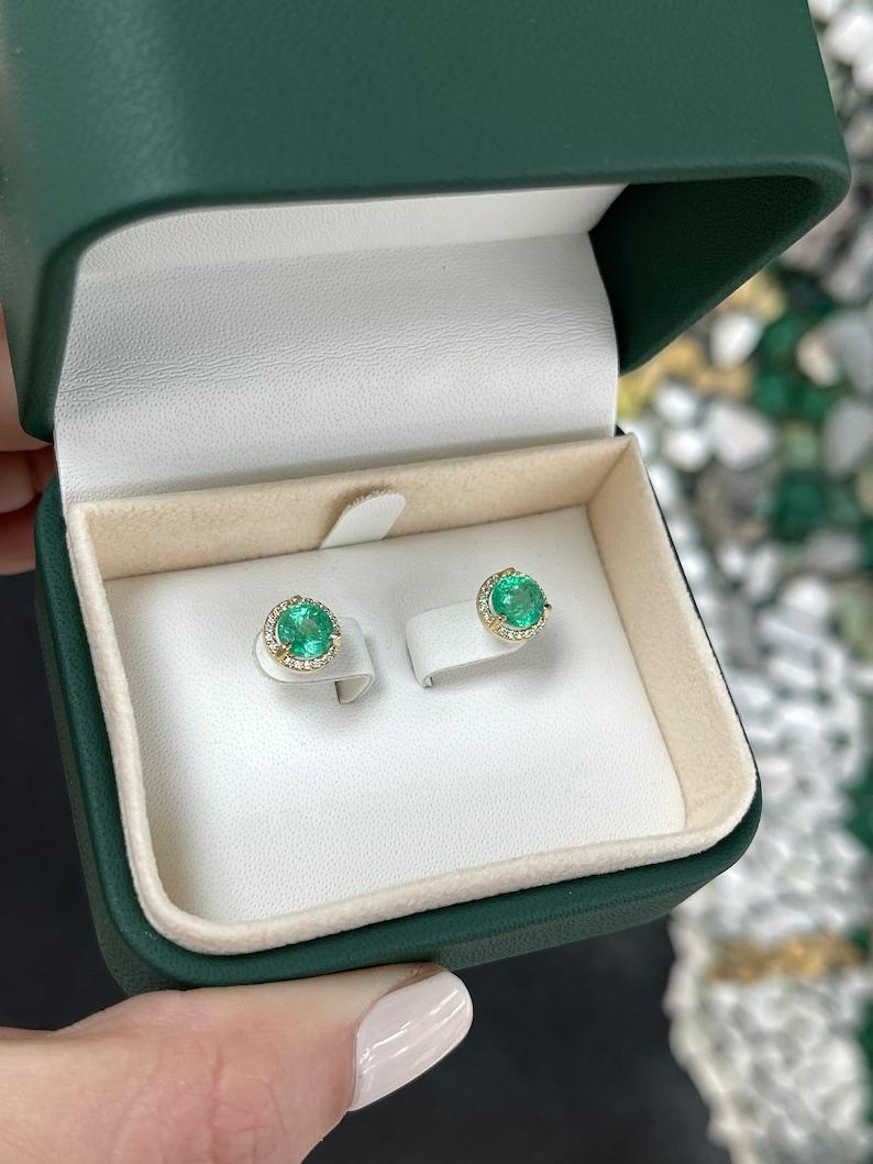 Orecchini a perno in oro 14K con smeraldo rotondo e diamante da 8,5 mm, 2,32tcw Nature in vendita 1
