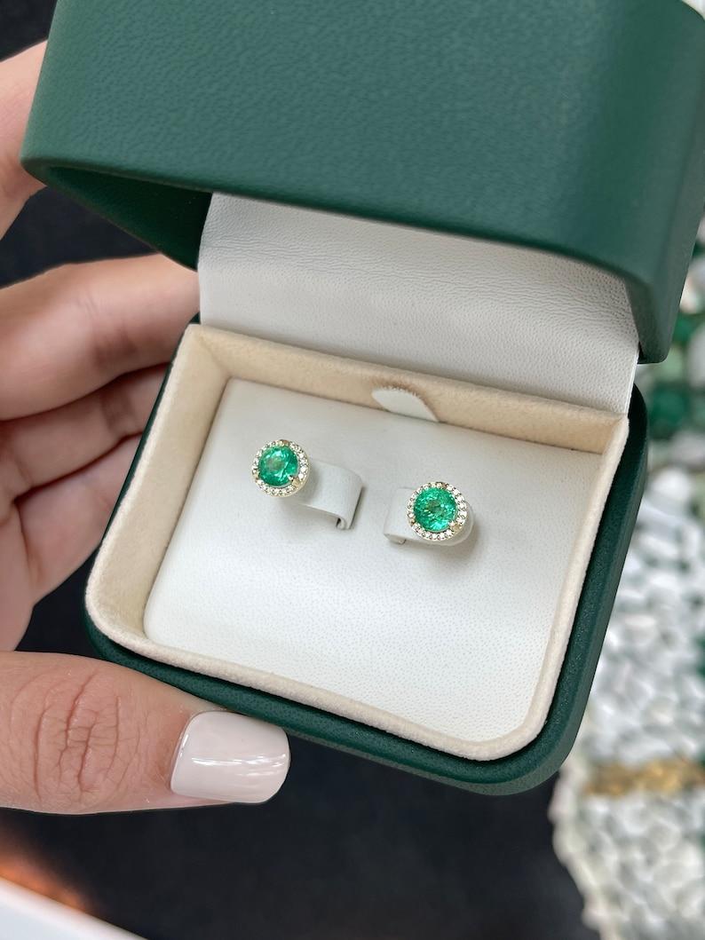 Orecchini a perno in oro 14K con smeraldo rotondo e diamante da 8,5 mm, 2,32tcw Nature in vendita 2
