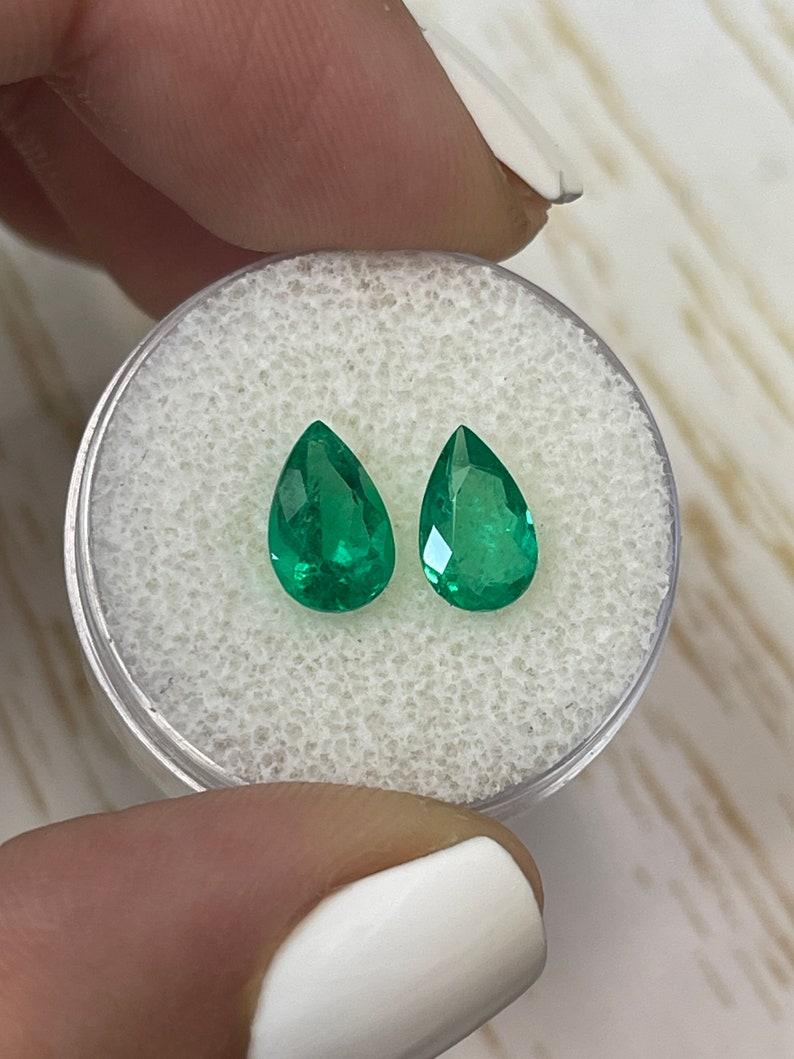 Pierre : Émeraude
Poids total : 2.32-tcw
Forme : Coupe poire
Clarté : Transparent
Éclat : Excellent
Couleur : Vert Muzo
Dimensions : 9,00 mm x 5,98 mm x 4,74 mm // 8,83 mm x 5,58 mm x 3,44 mm
Origine géographique : Colombie
Traitement : Naturel,