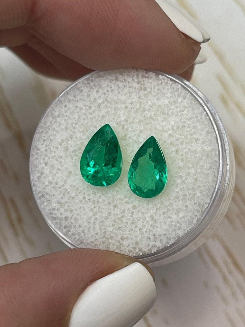 Moderne 2.32tcw 9x6 Pear-Cut Matching Colombian Emeralds - Genuine Loose Gems en vente