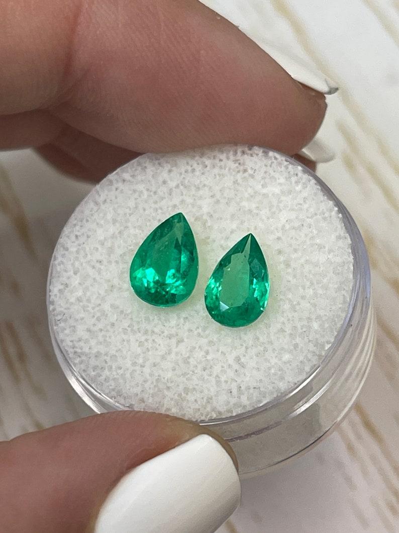 Taille poire 2.32tcw 9x6 Pear-Cut Matching Colombian Emeralds - Genuine Loose Gems en vente
