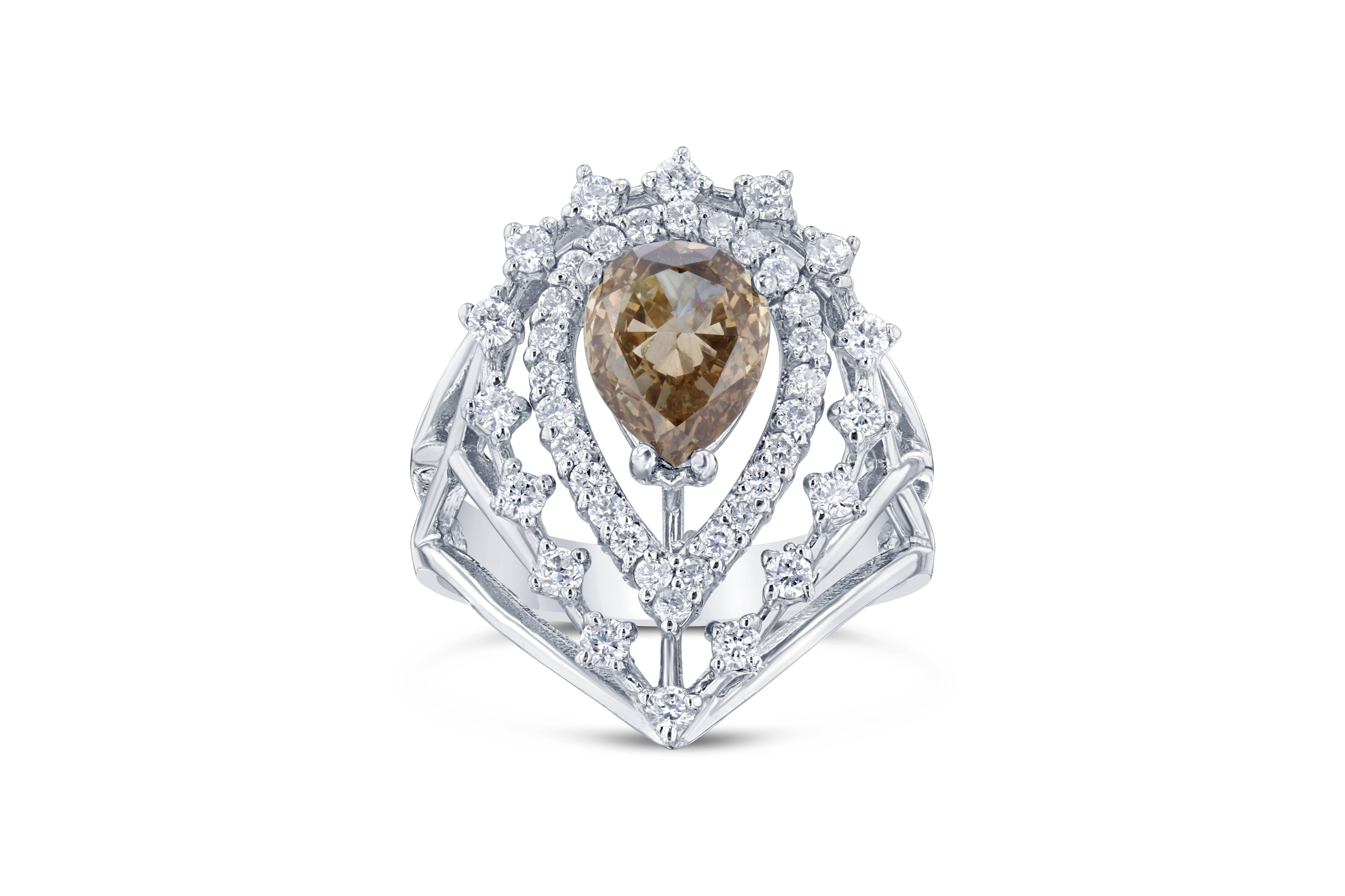 Dieser Ring hat einen schönen natürlichen braunen Diamanten mit Birnenschliff in der Mitte, der 1,62 Karat wiegt und von 42 Diamanten mit Rundschliff umgeben ist, die 0,71 Karat wiegen (Klarheit: SI2, Farbe: F). Das Gesamtkaratgewicht des Rings