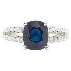 2.33 Karat GIA zertifizierter Burma No Heat Tiefblauer Saphir und weißer Diamant Ring
