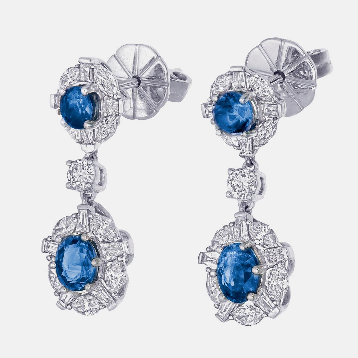 Moderne Boucles d'oreilles en or blanc 18 carats saphir bleu du Cachemire et diamant de 2.33 carats en vente