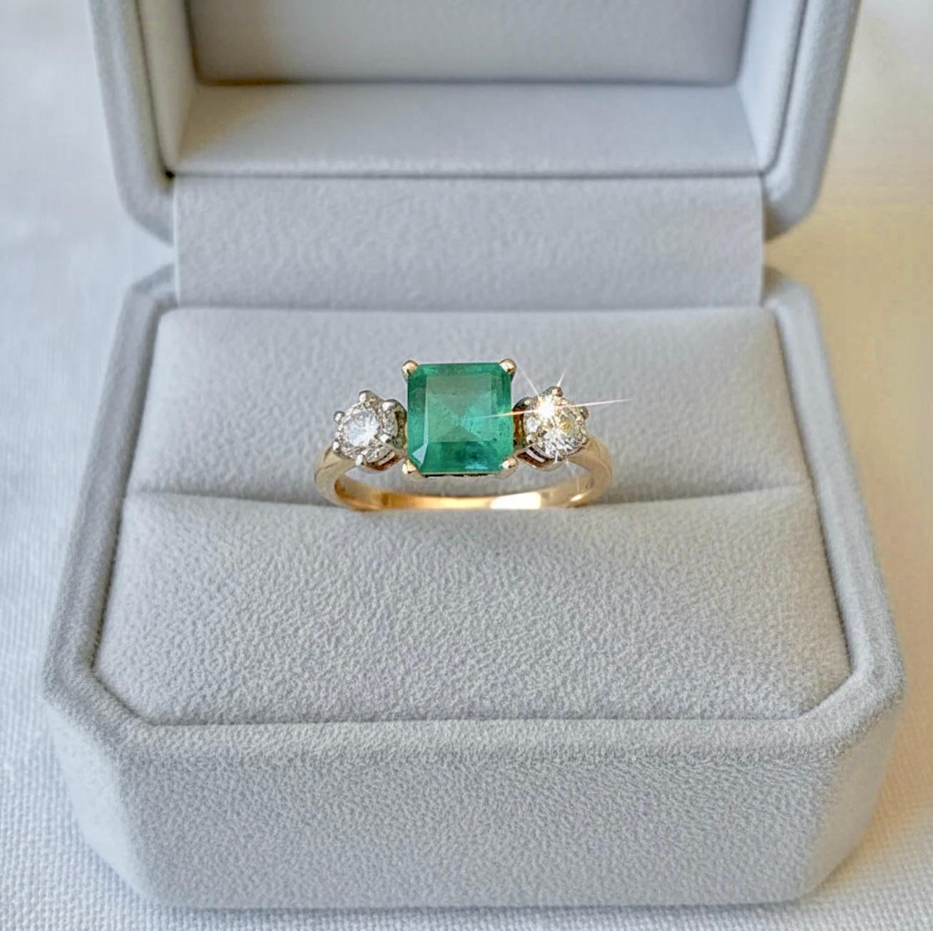 Bague de fiançailles en or avec diamant Taille vieille Europe et émeraude naturelle de Colombie de 2,33 carats<unk> en vente 2