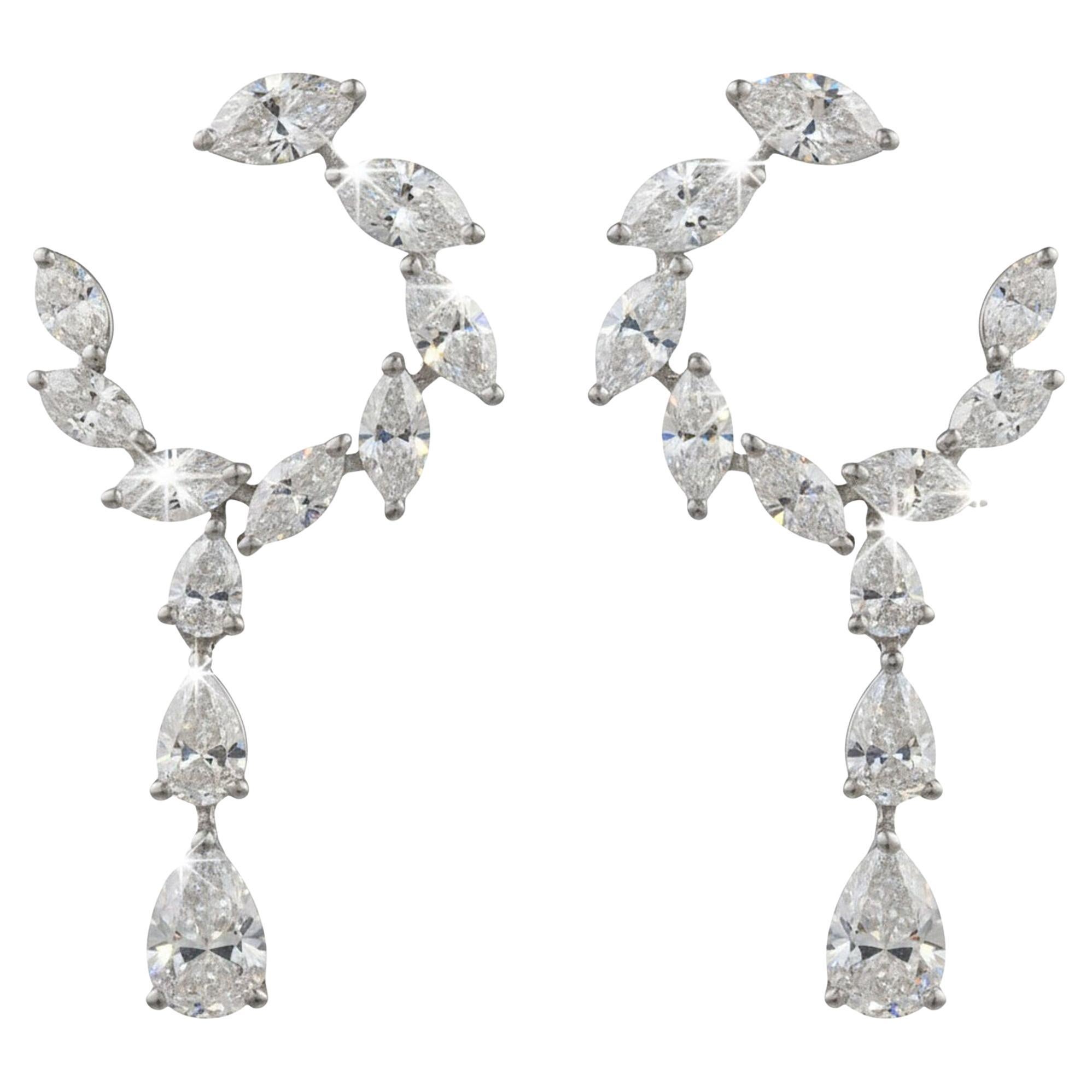 Orecchini pendenti a forma di rampicante con diamanti taglio marquise e a pera, per un totale di 2,33 carati, in oro bianco 14K