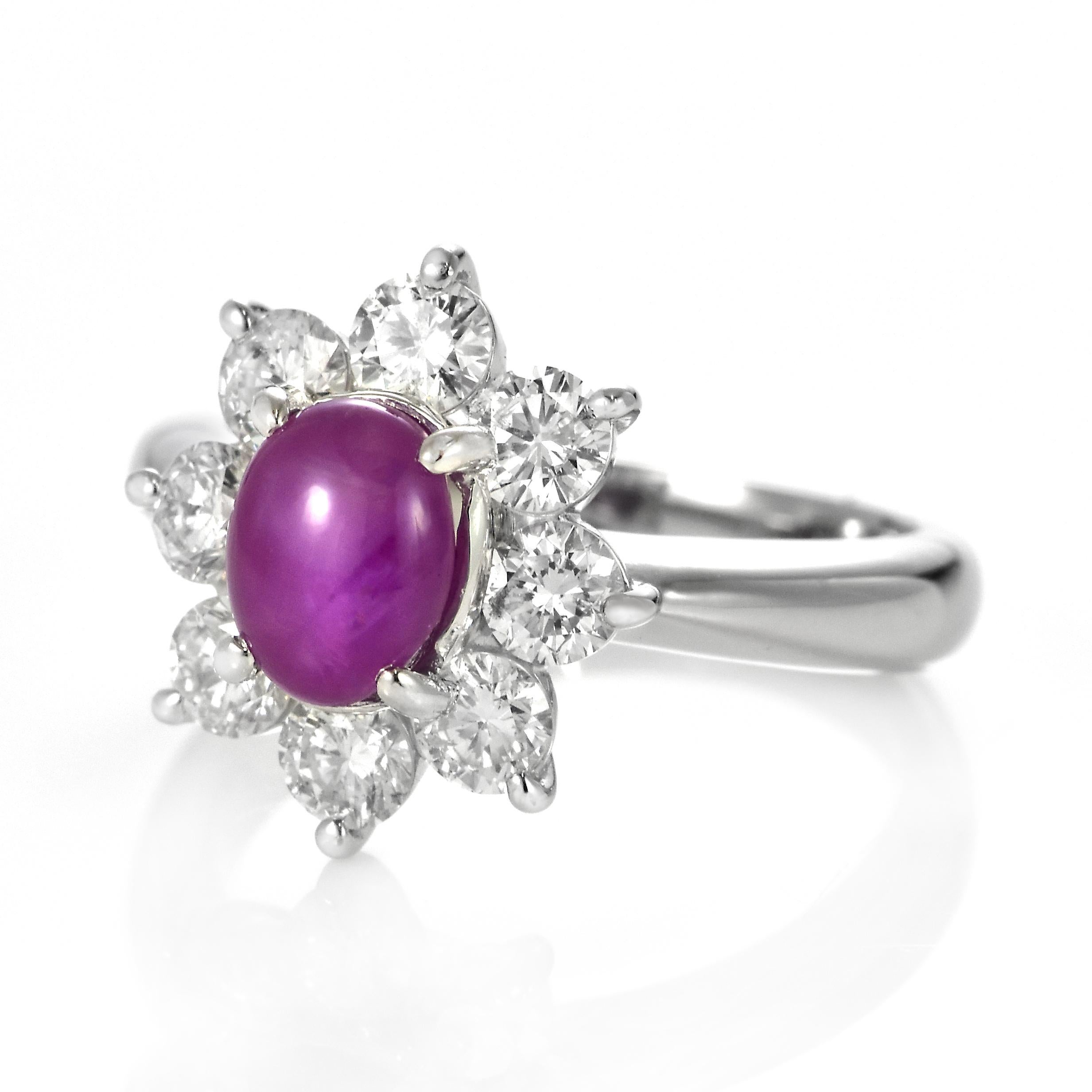 Moderno Anello con zaffiro viola naturale da 2,33 carati e diamante aureolato in platino in vendita